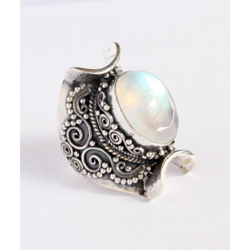 Akura wire with stone ring