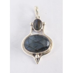 Pendant with oval stone