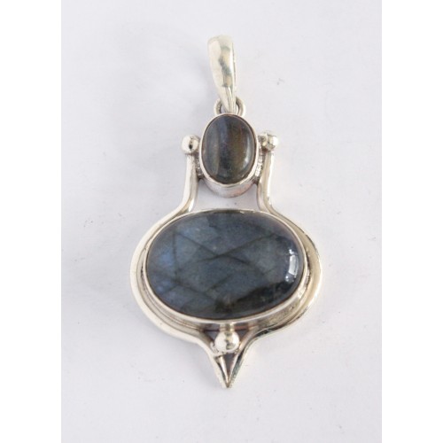 Pendant with oval stone