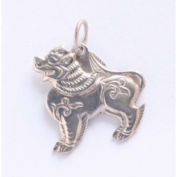 Pendant carved snow lion